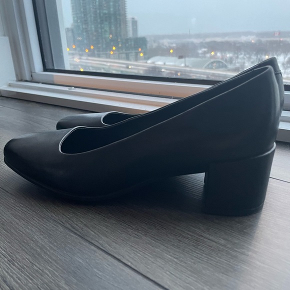 ECCO Pumps - Picture 1 of 3